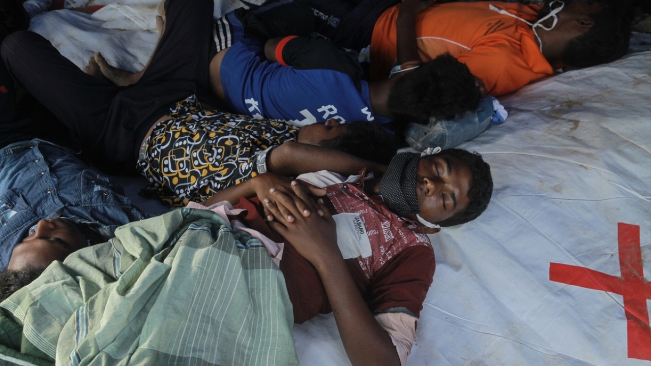 Adek, denizde uzun süre seyir halinde olduklarından şüphelendikleri sığınmacıların, nereye gitmeyi amaçladıklarına ilişkin ise henüz bilgi edinemediklerini ifade etti.