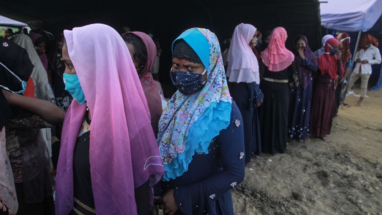 Arakan`daki sınır karakollarına 25 Ağustos 2017`de düzenlenen eş zamanlı saldırıları gerekçe gösteren Myanmar ordusu ve Budist milliyetçiler, kitlesel şiddet eylemleri başlatmıştı.