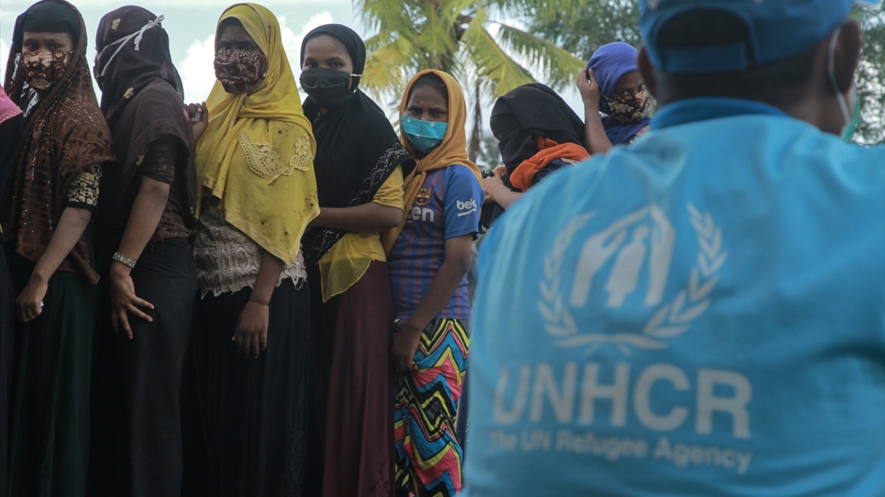 Açe Laot Komutanlığı Yetkilisi Miftahuddin Cut Adek, yaptığı açıklamada, Ujong Blang Lhokseumawe Sahili’ne ulaşan 181’i kadın, 102’si erkek ve 14’ü çocuk 297 Arakanlı sığınmacının bölge halkı tarafından kurtarıldığını belirtti.