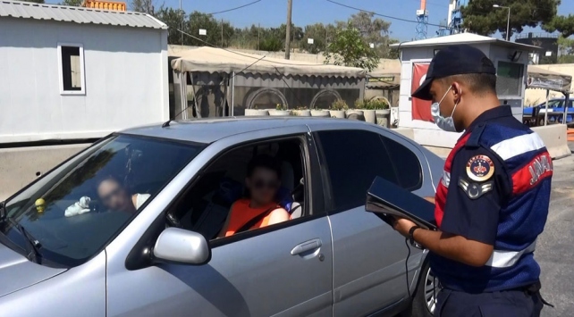 İzolasyonda olması gereken genç tatile giderken yakalandı