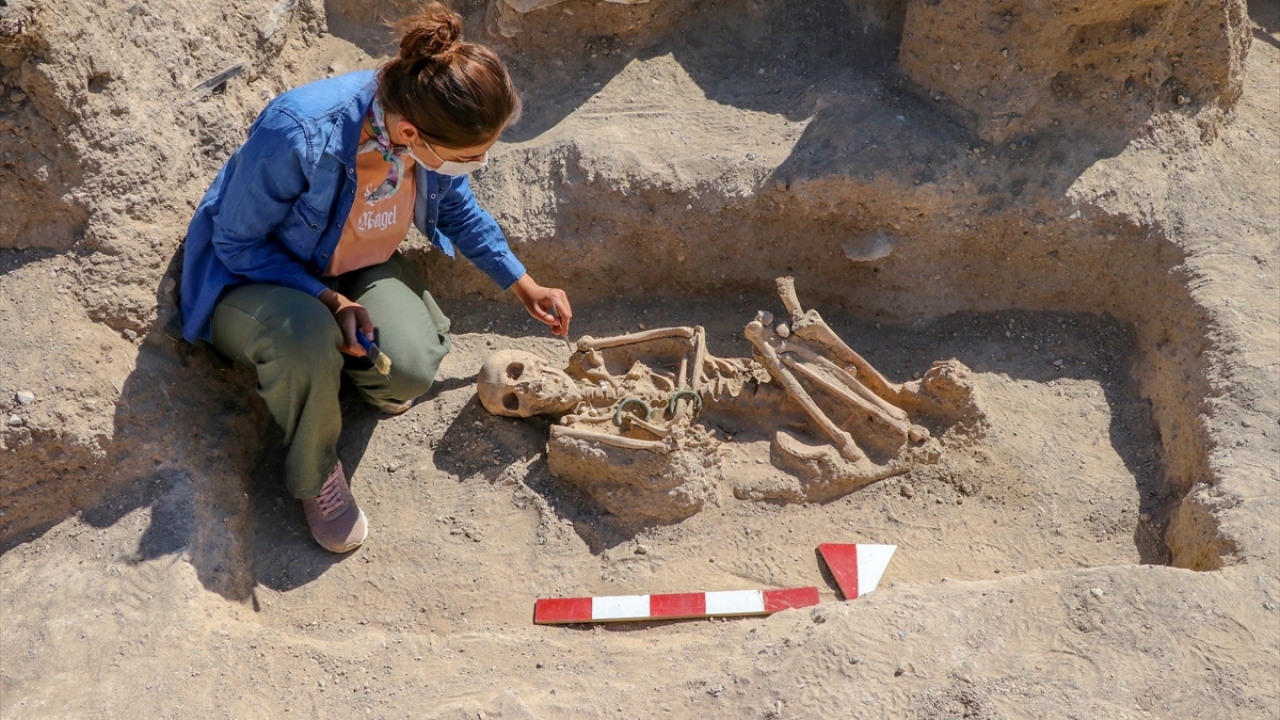 Bu yıl Urartuların ölü gömme adetlerinde takıların önemini bir kez daha anladıklarını belirten Çavuşoğlu, şu bilgileri verdi: