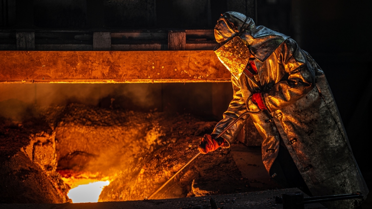 Yıllık 2 milyon ton çelik üretim kapasitesine sahip Liberty Ostrava`da ise işçiler yüksek sıcaklık ve ağır şartlarda çalışıyor.