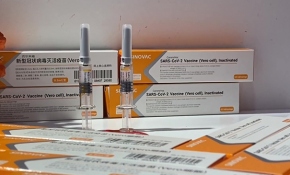 Çin'in acil kullanım onayı alan aşısını TRT Haber görüntüledi