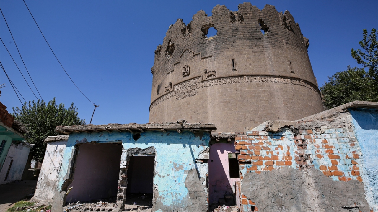 Surların yapısına uygun özgün malzemeler kullanılacak