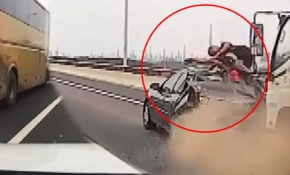 Aracından inen sürücü uçarak kamyona çarptı