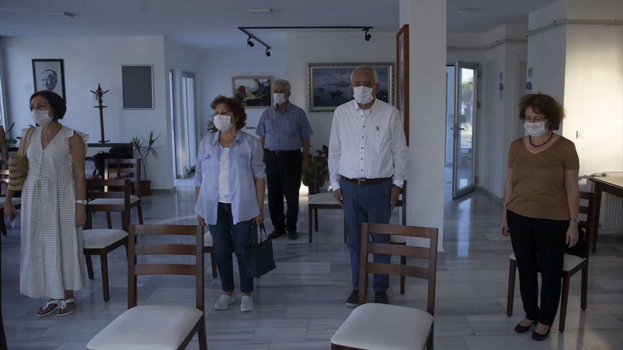 Koronavirüs tedbirleri kapsamında sınırlı sayıda davetlinin katıldığı açılış öncesi hayatını kaybeden sağlık çalışanları için saygı duruşunda bulunuldu.