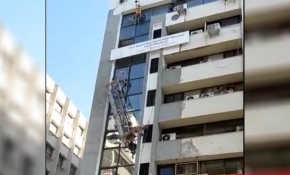 İskeleyi taşıyan halat koptu, 2 işçi ölümden döndü