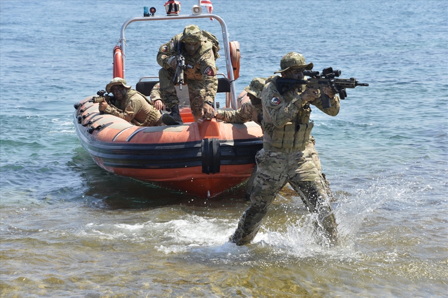Görüntülerde kamondoların karaya çıkarma yapması ve hedefleri başarıyla vurması dikkat çekti.