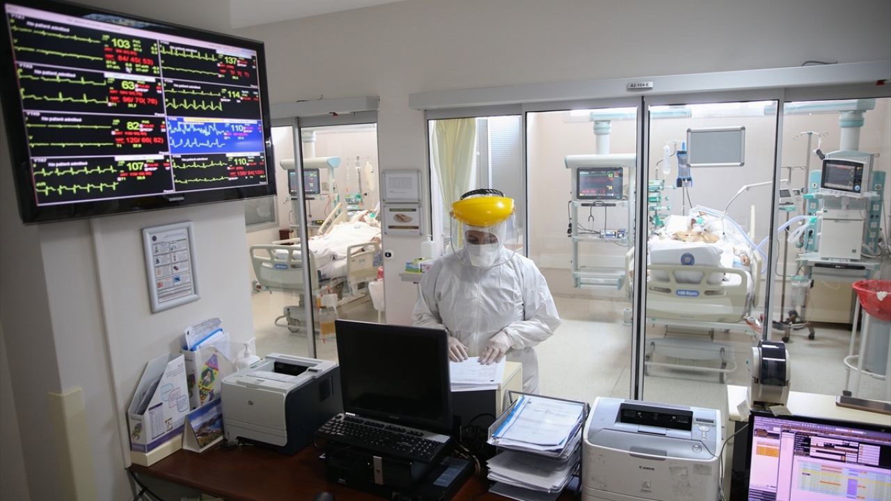 Anesteziyoloji ve Reanimasyon Ana Bilim Dalı Öğretim Üyesi Prof. Dr. Murat Yılmaz`ın sorumluluğunda, tıp fakültesinin yoğun bakım ünitesinde çalışan sağlık çalışanları rahatsızlığı ilerleyen hastaların durumunu titizlikle takip ediyor. 