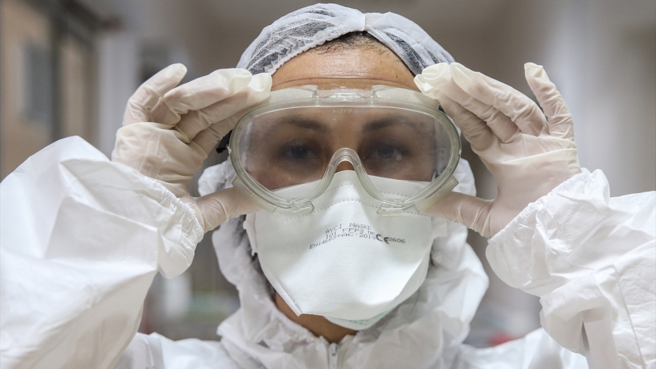 Solunum cihazına bağlı hastaların nefes almakta güçlük çektiğini dile getiren Yılmaz, şunları kaydetti: