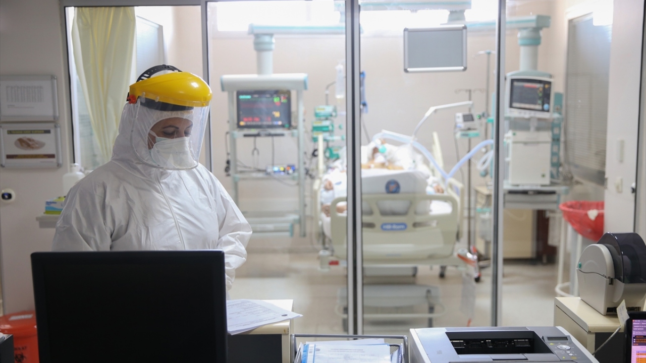 Covid-19`un kendilerine bulaşmasını önlemek için de hassas davranan sağlıkçılar, tulum, önlük, maske, gözlük ve siperlikle koruyucu tedbirlerini alıyor. 