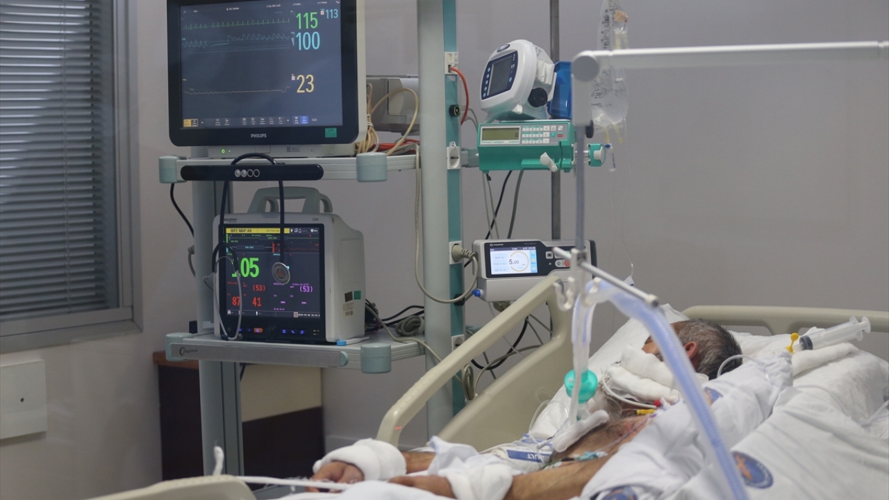 Tüpler yardımıyla doktorlar tarafından yapılan akciğer temizliğinin ardından doktor, hemşire ve hasta bakıcıları, daha rahat nefes alabilmesi için belirli aralıklarla hastanın yatış yönünü değiştiriyor.