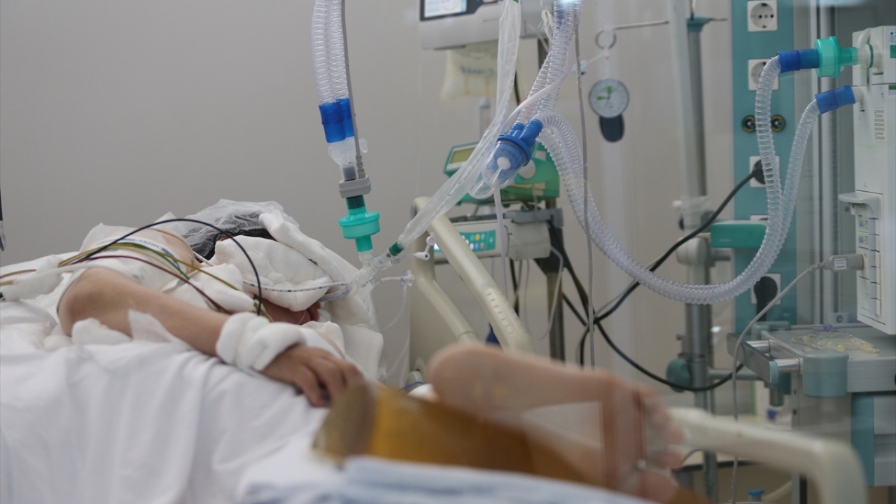 Akciğerlerinde tüp takılı, üzerinde çok sayıda kablo bağlı olduğu için milim milim en az 6 kişilik ekip tarafından sırtüstü ya da yüzüstü çevrilen hastanın temizliğinden beslenmesine kadar her ihtiyacını sağlık personeli karşılıyor. 