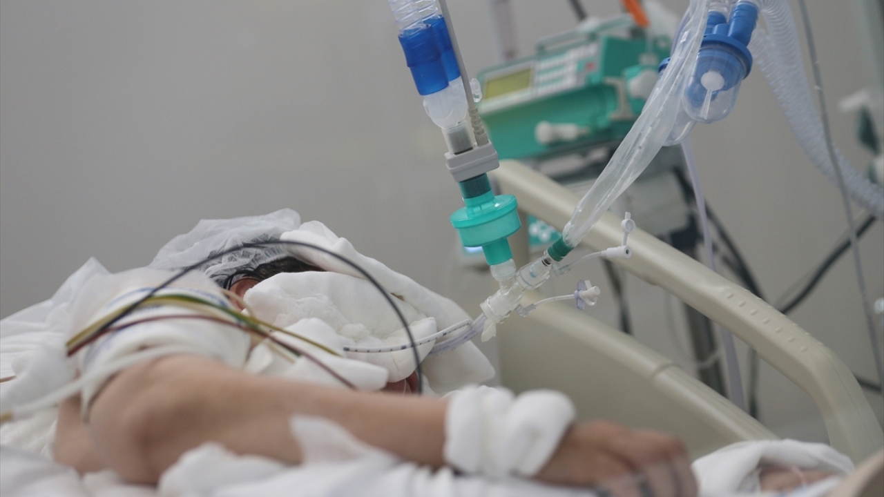 Anadolu Ajansı (AA) ekibi, özellikle son haftalarda vaka sayılarında artışın ardından yoğun bakımda entübe hastaların bir günlük tedavisini görüntüledi.