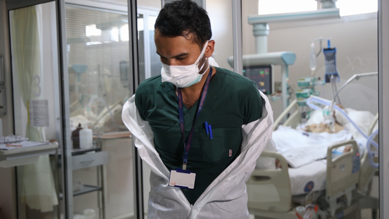 Hemşire Ayşena Ünal ise 21 yıldır yoğun bakımda çalıştığını, salgında bulaşma riskinin olduğunu dile getirdi.