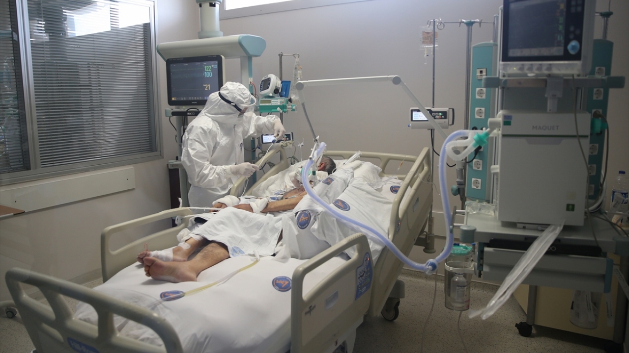 Uzman hekim Hatice Oğuz da sürekli hastanın oksijen seviyesini takip ettiklerini, akciğerlerin toparlaması için işlemlerde bulunduklarını söyledi.