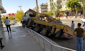 Freni boşalan vinç merdivenlere çarparak durabildi