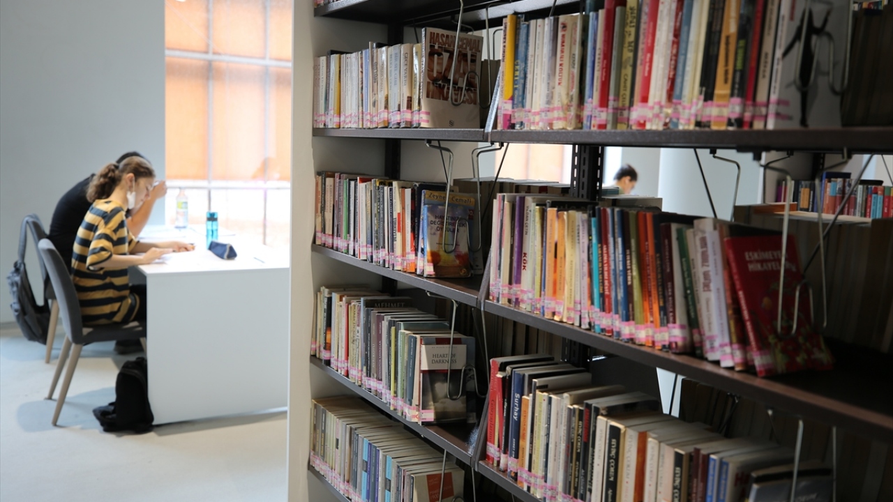 Üç katlı modern bir bina olarak inşa edilen Fuat Sezgin İl Halk Kütüphanesi 60 bin kitap kapasitesiyle kitapseverlerin hizmetine girdi. 