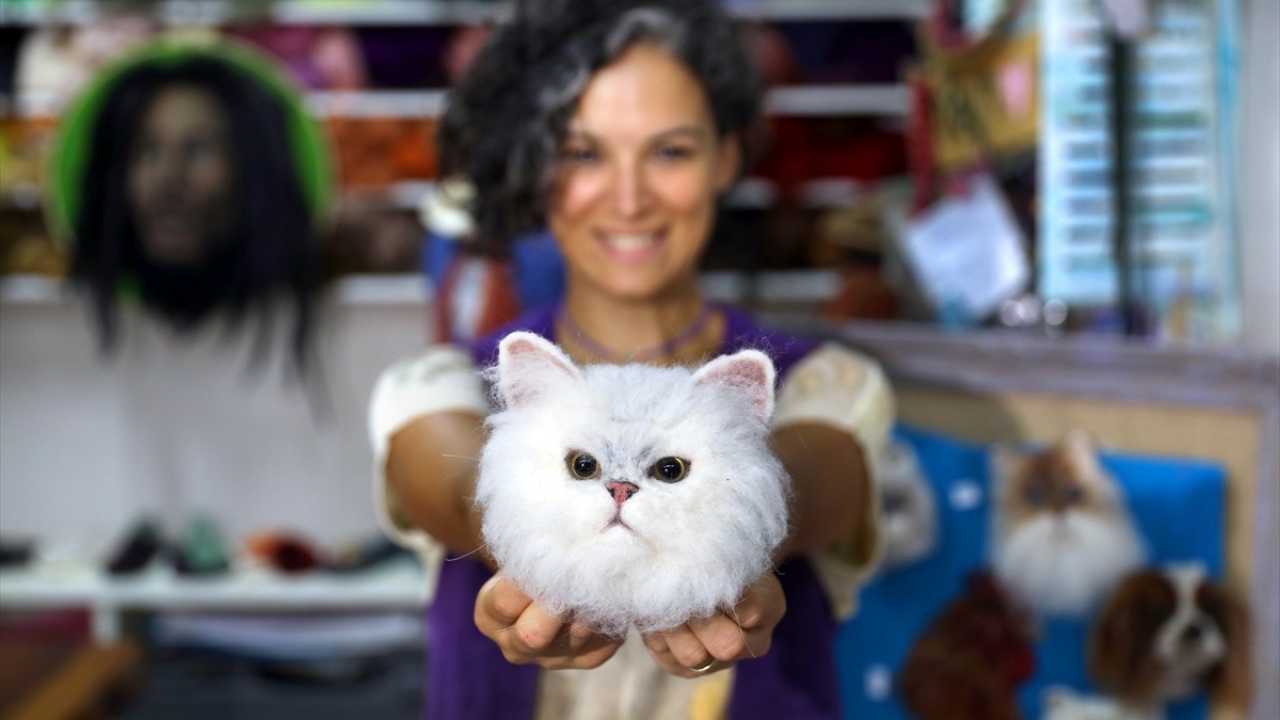 Sanatına gönül vermiş ustalar ise Türkiye`de keçe işleme sanatını yaşatmaya devam ediyor.