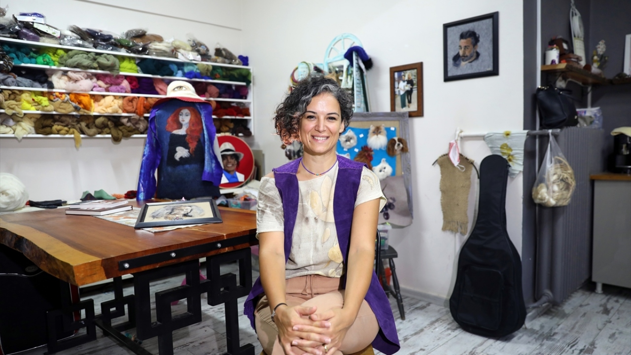 Keçe sanatına iğneleme tekniğiyle yeni bir soluk getiren Hande Sümer Yıldırım, geleneksel sanatı genç nesillere öğretiyor. 