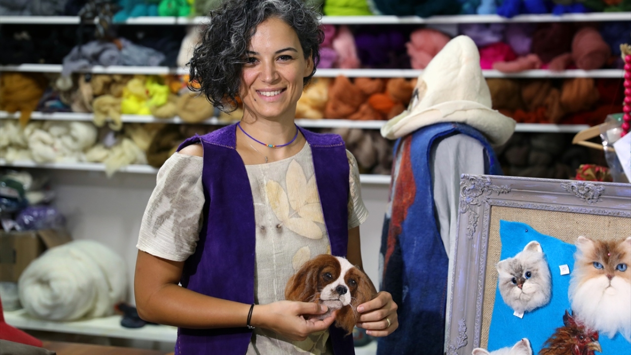 Yıldırım, geleneksel el sanatlarından keçenin tarihinin milattan önce 6 binlere kadar dayandığını belirterek, kazı alanlarında çıkan malzemelerde tekstil ürünleri olarak keçelere rastlandığını anlattı. 