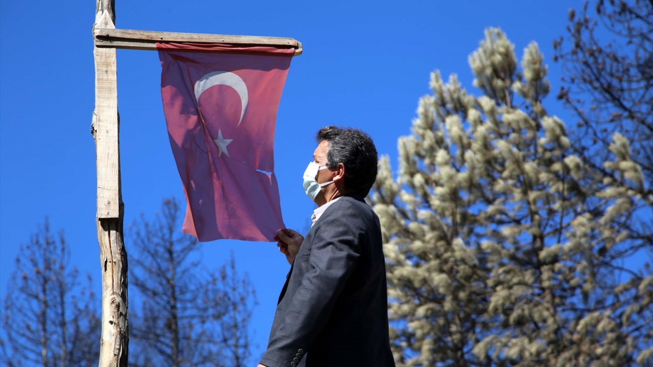 Derekaraağaç köyü muhtarı Celal Kılınç, köylerinin büyük bir yangın atlattığını söyledi.