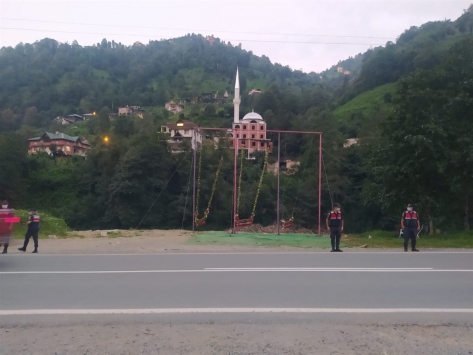 Fırtına Vadisinde izinsiz kurulan salıncaklar kaldırıldı