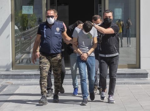 Ankarada çok sayıda ruhsatsız silah taşıyan 2 şüpheli yakalandı