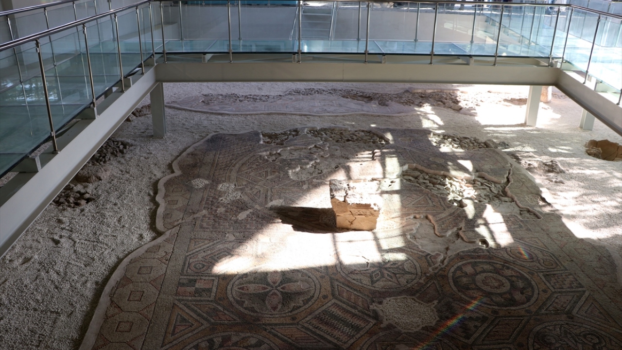 Kahramanmaraş`taki Germanicia Antik Kentin`de sürdürülen kazı çalışmalarının ardından gün yüzüne çıkartılan iki yeni mozaik alan ziyaretçilerin beğenisine sunuldu. 