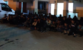 15 kişilik minibüsten 63 düzensiz göçmen çıktı