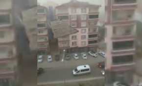 Yozgat'ta şiddetli rüzgar binaların çatısını uçurdu
