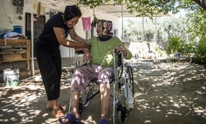 Belediye ekiplerinden yaşlı kadına tekerlekli sandalye sürprizi