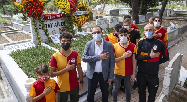 Bakan Kasapoğlu Metin Oktayı kabri başında andı