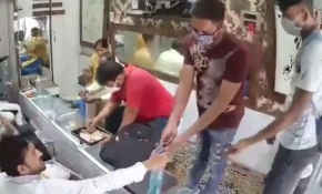 Hindistan'da koronavirüs tedbirlerine uygun soygun kamerada