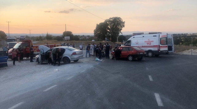 Uşakta iki otomobil çarpıştı: 1 ölü, 7 yaralı