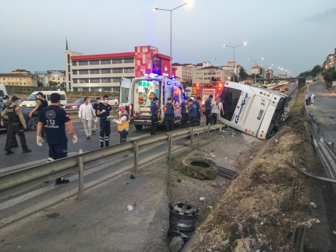 İstanbulda yolcu otobüsü devrildi: 11 yaralı