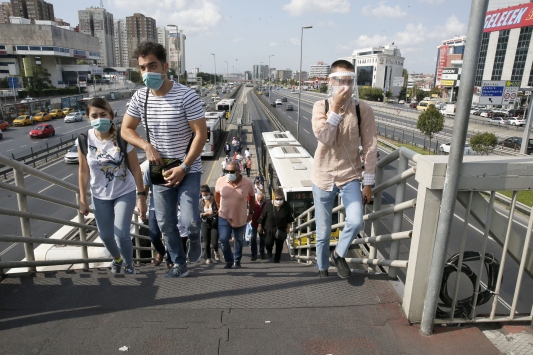 İstanbulda Kovid-19 tedbirlerine ilişkin yeni toplu ulaşım kurallarına uyuluyor