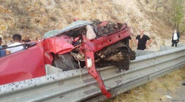 Ankarada otomobil bariyere çarptı: 3 kardeş hayatını kaybetti