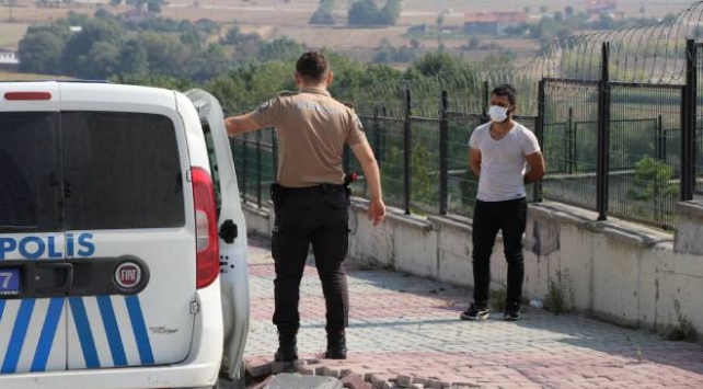 Karantina kaçağı otomobille gezerken yakalandı