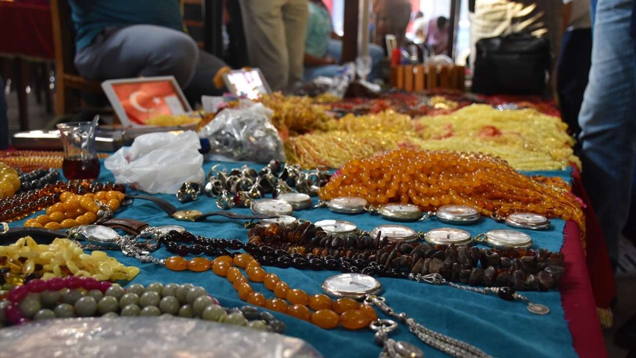 Meraklılarının buluşma noktası haline gelen pazarda tespih sesleri birbirine karışıyor.