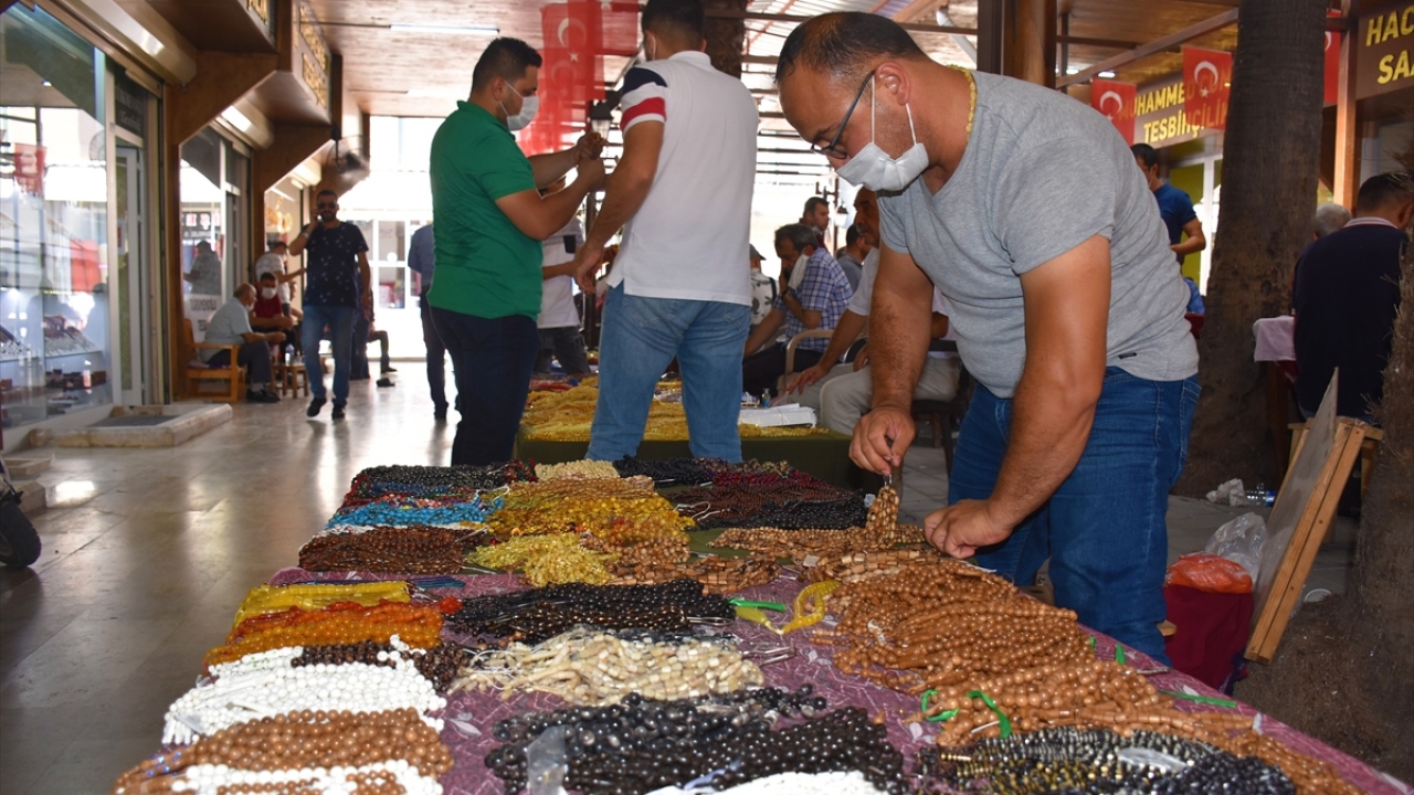 Adana`nın yanı sıra İstanbul, Konya, Diyarbakır, Gaziantep, Şanlıurfa, Adıyaman, Mardin ve Elazığ gibi illerden gelen tespih tutkunları, yanlarında getirdikleri ürünlerini özenle sergiliyor. 