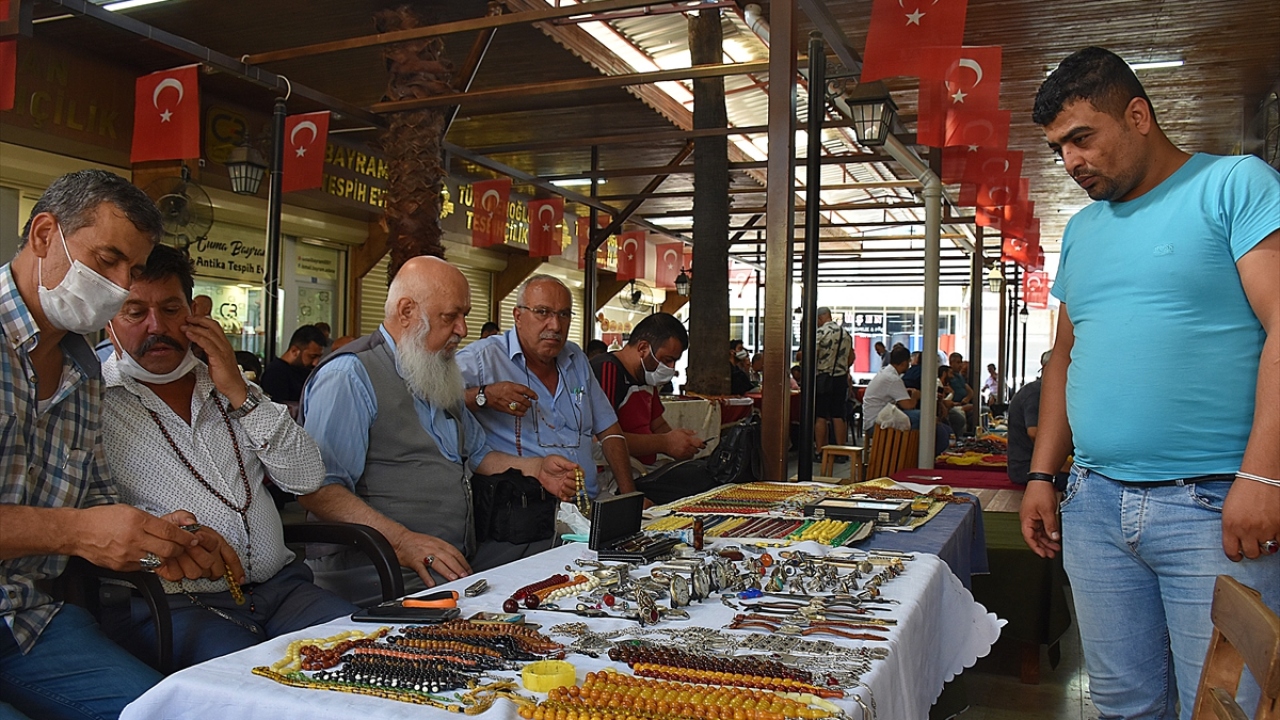 Satıcıların kimisi tespihlerini satıyor, kimisi ise koleksiyonuna yeni bir tespih ekliyor. 