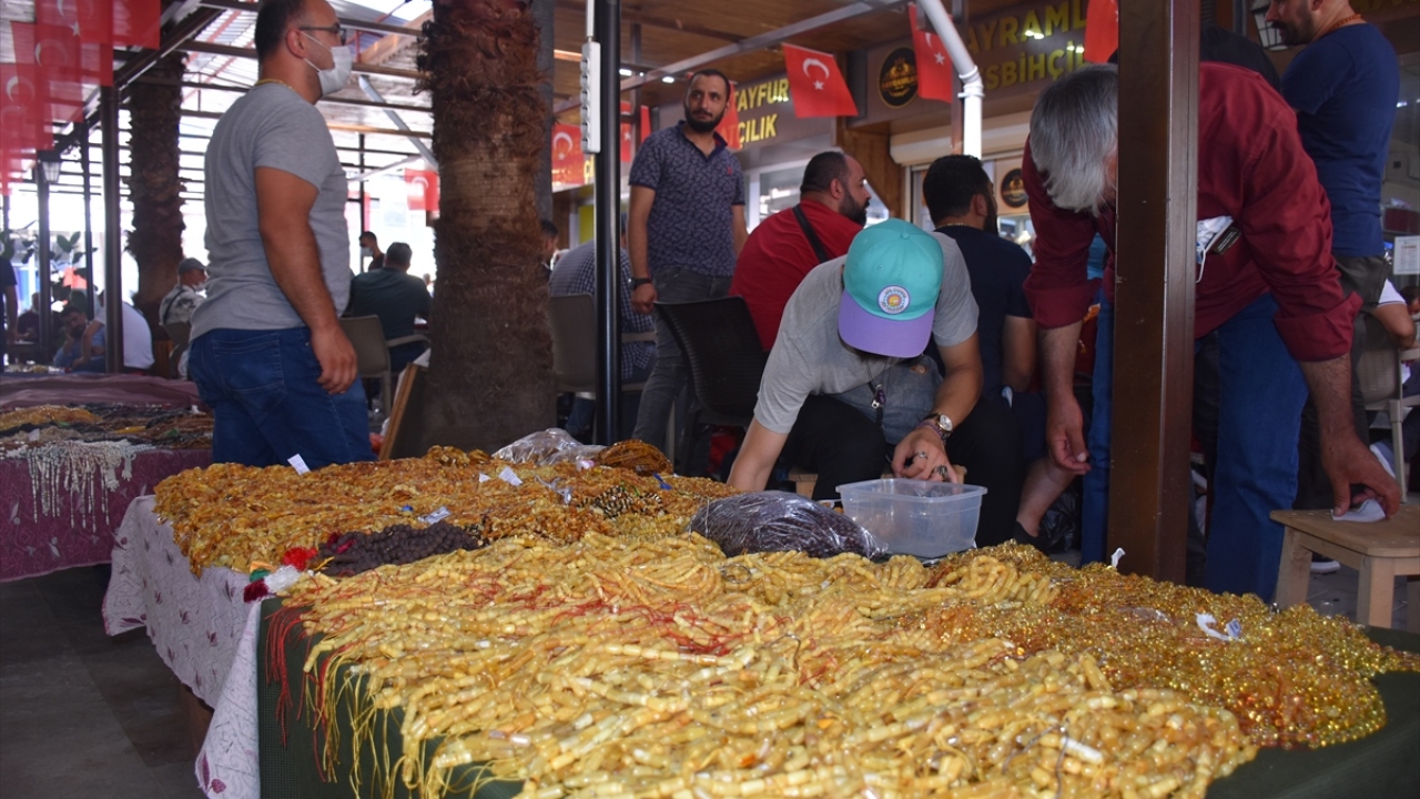 Kehribar, sıkma, toz, zar, Osmanlı kehribarı ve daha birçok çeşidin bulunduğu pazarda her bütçeye uygun tesbih yer alıyor. 