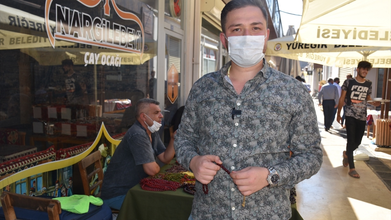 Adana`dan pazara katılan İzzettin Fidan, "Ay Pazarı" adını verdikleri günde tespih meraklılarıyla bir araya geldiklerini söyledi. 