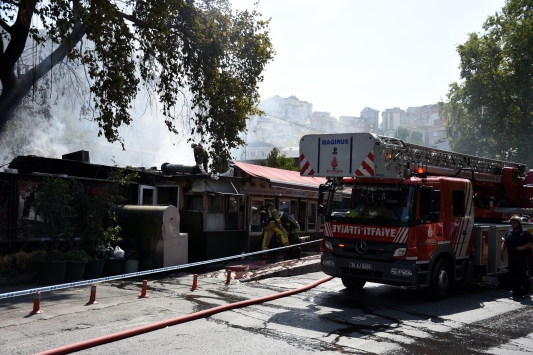 Beyoğlunda restoranda çıkan yangın söndürüldü