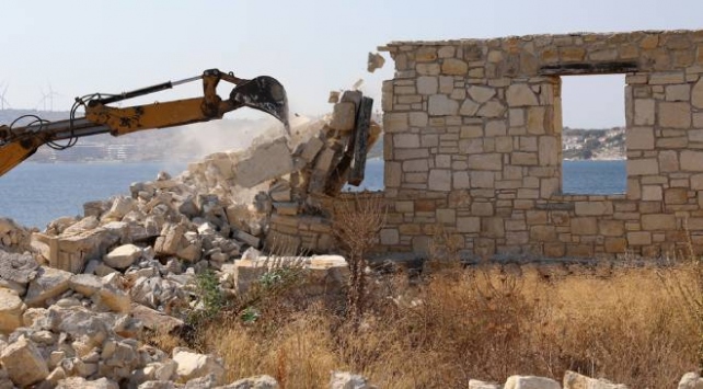 Çeşmede sit alanına inşa edilen taş bina yıkıldı