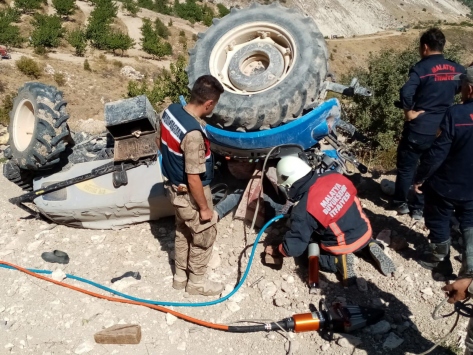 Malatyada devrilen traktörün altında kalan sürücü öldü