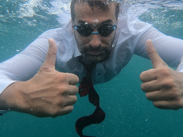 Boğaz'a saygı için takım elbiseyle yüzdüler