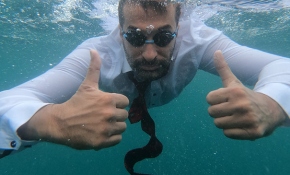 Boğaz'a saygı için takım elbiseyle yüzdüler