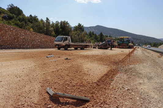Antalyada otomobil devrildi: 2 yaralı